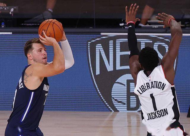  东契奇40+三双独行侠登顶  